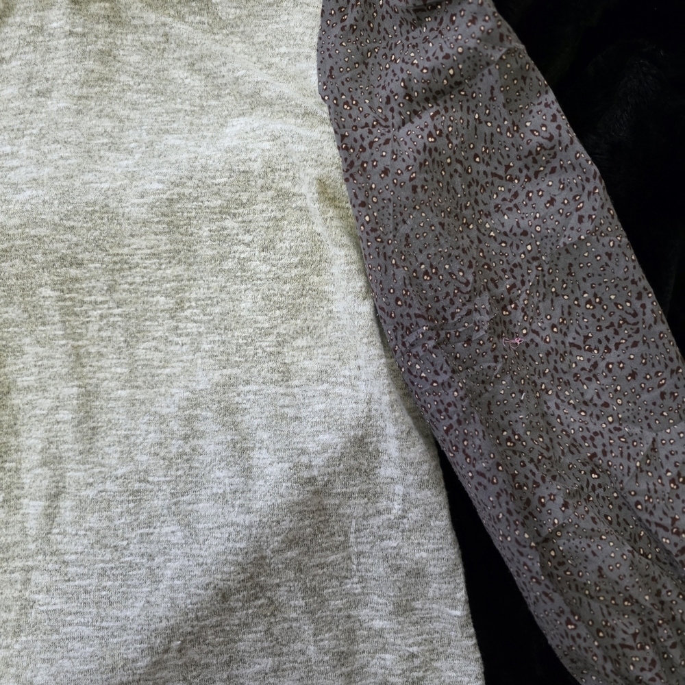THML Gray Top with Patterned Sleeves - Picture 4 of 7